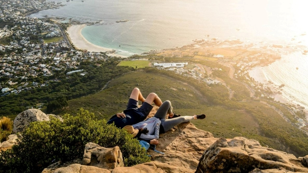 Cape-Town-Summer Travellers enjoying the city views from the edge of the Table